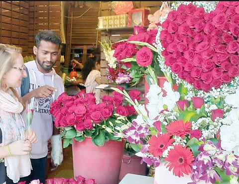 पुणे : शहरभर प्रेमाचा रंग! गुलाब अन् चॉकलेट देऊन केले प्रपोज