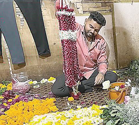 पुणे : लग्नकार्यात डच गुलाबाचा हार फेव्हरेट