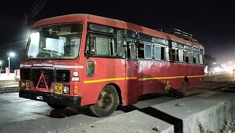 बीड : एसटीवर दगडफेक! वाहक व प्रवासी किरकोळ जखमी!