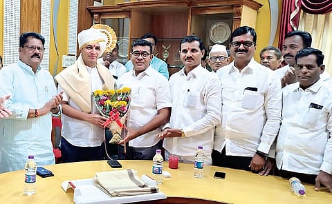 काष्टी : पदवीधरांच्या प्रश्नांसाठी शासन दरबारी पाठपुरावा : आ. सत्यजीत तांबे