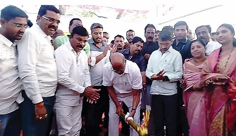 कर्जत : व्यापारी संकुलाच्या कामाचे भूमिपूजन खासदार शरद पवार यांच्या हस्ते झाले. यावेळी आमदार रोहित पवार, आमदार नीलेश लंके व अन्य.