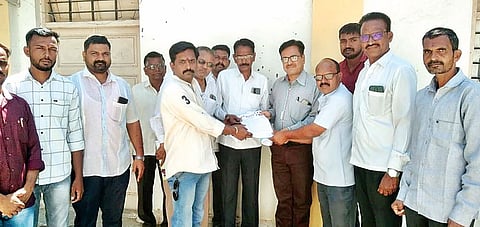 छत्रपती शिवाजी महाराज जयंतीचा विसर; ‘त्या’ ग्रामसेवकांना निलंबित करा, शिवसेना नेत्याची मागणी