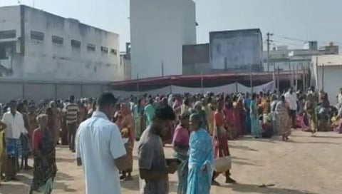 Stampede In Tamilnadu : साडी वाटपाच्या कार्यक्रमात चेंगराचेंगरी; ४ महिलांचा मृत्यू तर ११ गंभीर