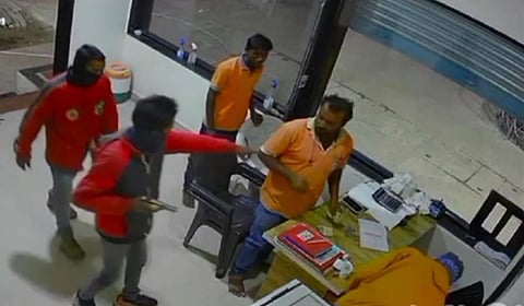 संगमनेर : पेट्रोल पंपावर सशस्त्र दरोडा; पिस्तूलाच धाक दाखवून कर्मचाऱ्यास लुटले