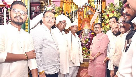 माथा टेकवून ऊर्जा देणारी देवस्थाने महाराष्ट्रात, गुवाहाटीला जायची गरज नाही : संजय राऊत