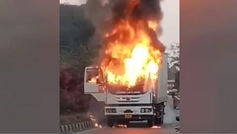 कोल्हापूर : शॉर्टसर्किटमुळे धावत्या ट्रकने घेतला पेट