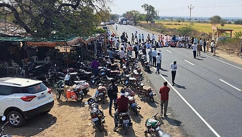 जालना : शेतकऱ्यांच्या विविध मागण्यांसाठी चक्काजाम आंदोलन; शेतकरी आक्रमक