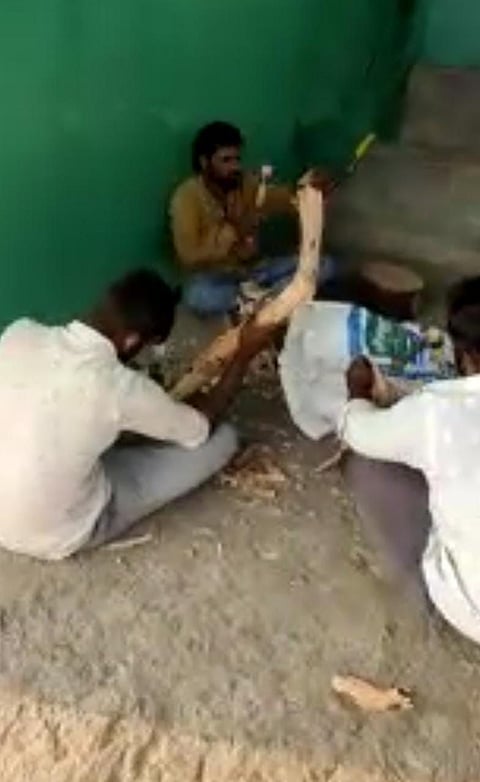 पुणे : ऐकावं ते नवलच ! चंदनचोरांची टोळी पोलिसांनीच दिली सोडून