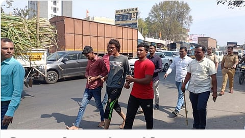 पुणे : दहशत निर्माण करणाऱ्या तीन गुंडांची शिक्रापूरात पोलिसांनी काढली धिंड