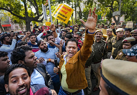 ‘अदानी’ च्या मुद्द्यावर ‘आप’ची भाजप मुख्यालयासमोर निदर्शने