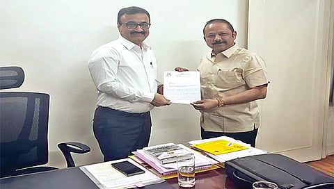 नाशिक : महापालिका आयुक्त डॉ. चंद्रकांत पुलकुंडवार यांना विविध मागण्यांचे निवेदन देताना बाळासाहेबांची शिवसेना पक्षाचे जिल्हाप्रमुख अजय बोरस्ते.