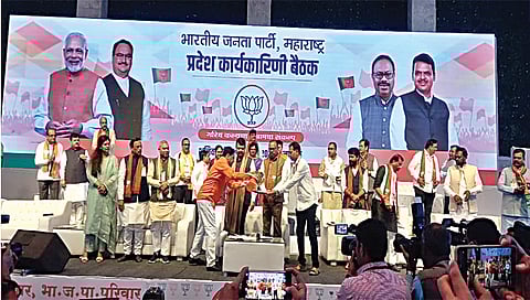 नाशिक : भारतीय जनता पक्षाच्या प्रदेश कार्यकारिणी बैठकीप्रसंगी उपमुख्यमंत्री देवेंद्र फडणवीस व प्रदेशाध्यक्ष चंद्रशेखर बावनकुळे यांचा सत्कार करताना शहराध्यक्ष गिरीश पालवे. समवेत ना. राधाकृष्ण विखे-पाटील, प्रवीण दरेकर, पंकजा मुंडे, विनोद तावडे, सी.टी. रवी आदी मान्यवर. (छाया : हेमंत घोरपडे)