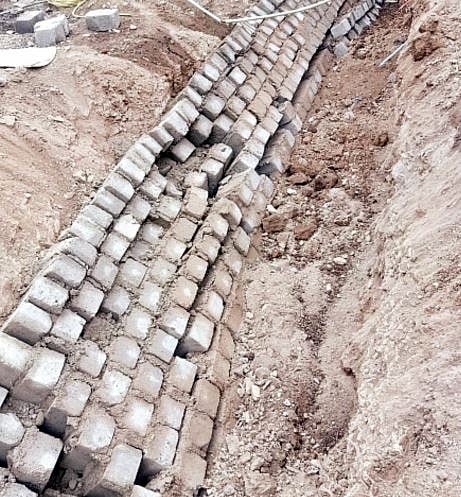 पुणे : काम सुरू असलेली गटाराची भिंत कोसळली