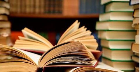 पुणे : न्यायालयात पुस्तकांविना वाचनालय धूळ खात