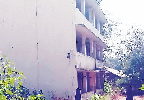 नगर : वसाहतीला अवकळा,बंगल्यावर कोट्यवधींची उधळपट्टी !