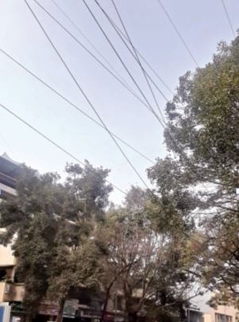 पुणे : अनधिकृत केबलच्या जाळ्यांचा विळखा ; मुंढवा, घोरपडी परिसरात चित्र