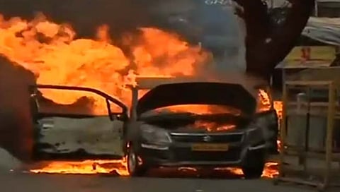 मुंबई : शिवसेनाभवन जवळ आगीत कार जळून खाक, गाडीतील गॅसचा झाला स्फोट