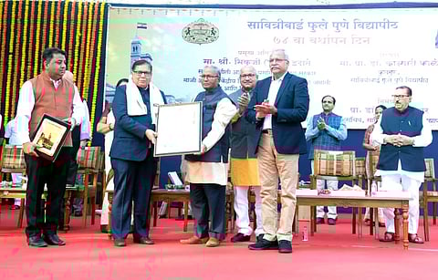 चांदवड : श्री नेमिनाथ जैन संस्थेच्या प्रबंध समितीचे अध्यक्ष अजित सुराणा यांना पुणे विद्यापीठाचा जीवनगौरव पुरस्कार प्रदान करताना पद्मश्री भिकूजी इदाते. समवेत कुलगुरू डॉ. कारभारी काळे आदींसह मान्यवर. (छाया : सुनील थोरे)