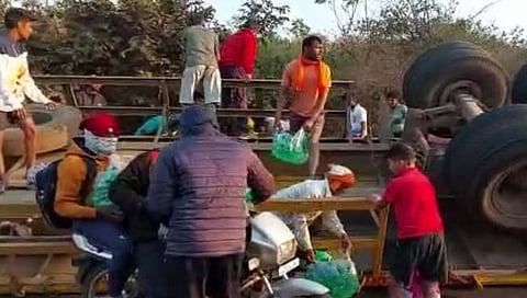 कोल्ड ड्रिंक्सचा कंटेनर पलटी