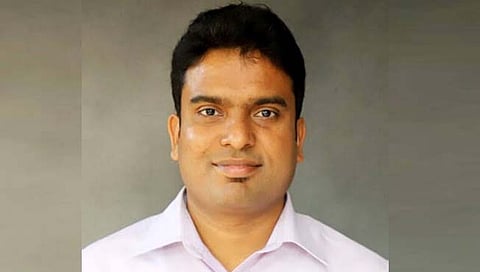 जिल्हाधिकाऱ्यांविरोधात अटक वॉरंट