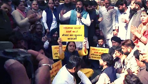 Delhi Mayor election: भाजप-आप कार्यकर्त्यांची रस्त्यावर उतरून निदर्शने