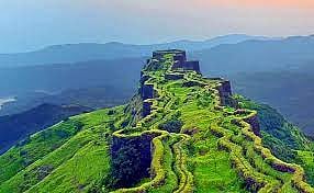 तोरणा गडावर डागडूजीचे काम युध्दपातळीवर…बिनी दरवाजा, मेंगाई मंदिरासह बुरूजांची कामे सुरू