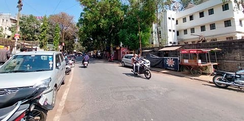 पुणे : अतिक्रमणाचा विळखा; आम्ही कोठून चालावे? कर्वेनगरमधील नागरिकांचा सवाल