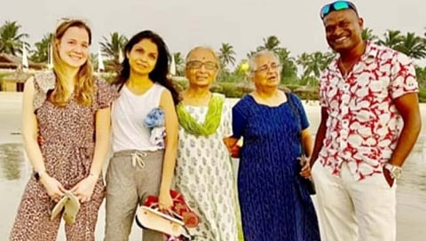 UK First Lady Akshata Murty | ब्रिटनच्या फर्स्ट लेडी अक्षता मूर्ती जेव्हा गोव्यात मच्छिमाराला भेटतात…!