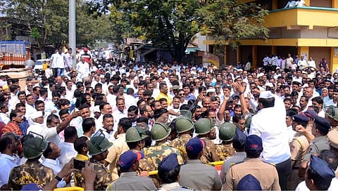 कोल्हापूर: हसन मुश्रीफांची बदनामी करणाऱ्यांवर गुन्हा दाखल करा; समर्थकांचा मुरगूड पोलीस ठाण्यासमोर ठिय्या