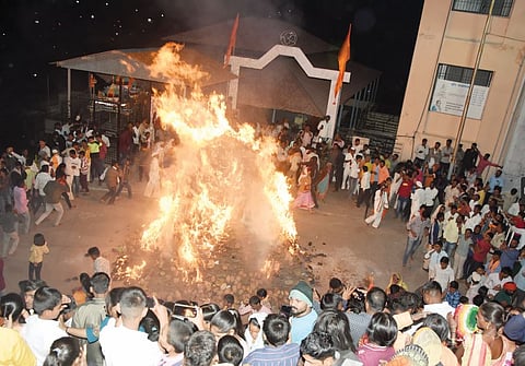 पंधरा दिवस अगोदरच या गावात साजरी केली जाते होळी ; असे करणारे देशातील एकमेव गाव