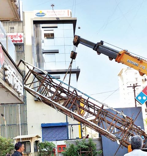 पुणे महापालिकेची अनधिकृत होर्डिंगवरील कारवाई थंडावली