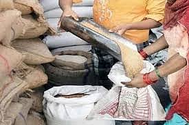 पुणे: लाभार्थ्यांना मोफत धान्य; आमचे कमिशन कोण देणार ? स्वस्त धान्य दुकानदारांचा सवाल