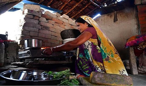 महिला दररोज विनापगार किती तास घरगुती काम करतात? : जाणून घ्या नवीन सर्वेक्षणातील माहिती