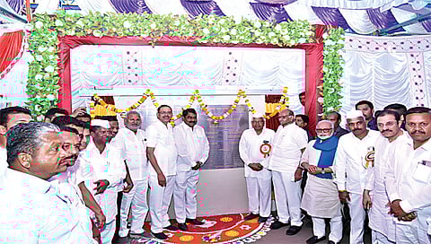 दिंडोरी : कादवा सहकारी साखर कारखान्याच्या इथेनॉल प्रकल्पाचे उद्घाटन करताना खा. शरद पवार. समवेत ना. नरहरी झिरवाळ,
आ. छगन भुजबळ, चेअरमन श्रीराम शेटे, देवीदास पिंगळे आदी.(छाया : समाधान पाटील)