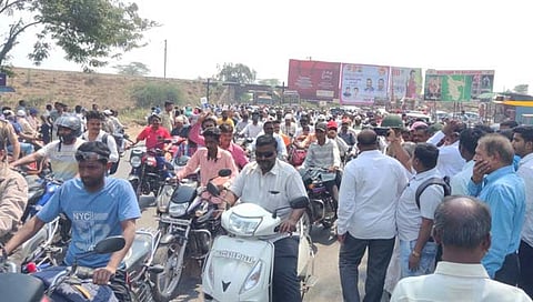 उदगाव : येथे चक्काजाम आंदोलनामुळे अशाप्रकारे वाहनांच्या रांगा लागल्या होत्या.