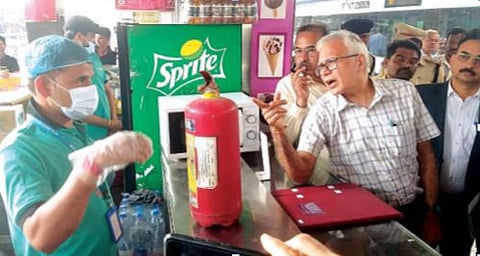 पुणे : ’कितनी बदबू आ रही है, साफ करो ! मध्य रेल्वेच्या महाव्यवस्थापकांकडून ठेकेदारसाहित अधिकारी, कर्मचारी धारेवर