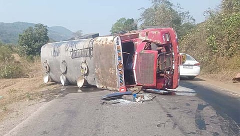 रायगड : मुंबई- गोवा महामार्गावर केमिकल टँकर उलटला