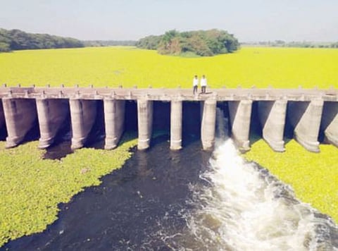 पुणे : मांडवगण फराटा येथील बंधार्याला गळती