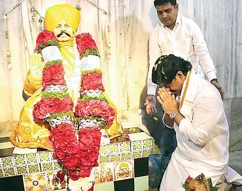 नगर : माजी मंत्री धनंजय मुंडे गहिनीनाथ गडावर