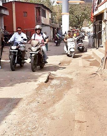 मुंढव्यात रस्त्याची दुरुस्ती अर्धवट ; महापालिका प्रशासनाचे दुर्लक्ष