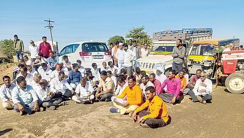 सटाणा: तालुक्यातील राष्ट्रीय महामार्गाचे काम तत्काळ सुरू होण्याच्या मागणीसाठी
तरसाळी फाट्यावर रास्ता रोको करताना तरसाळी, वनोली व औंदाणे येथील ग्रामस्थ.