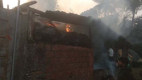 कोल्हापूर : राशिवडे येथे घराला लागलेल्या आगीत प्रापंचिक साहित्य जळून खाक