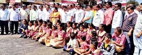 पुणे : किकवी येथे भुयारी मार्गासाठी रास्ता रोको