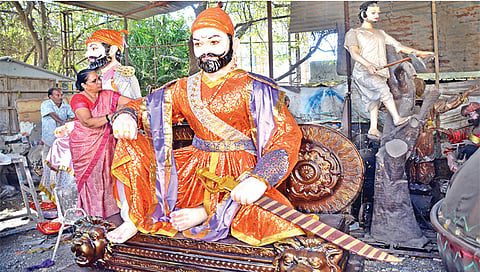 नाशिक : छत्रपती शिवाजी महाराज जयंतीसाठी मूर्ती घडविण्याचे काम पूर्ण झाल्यानंतर रंगरंगोटीचा शेवटचा हात फिरविताना कारागीर कुंटुंब. (छाया : हेमंत घोरपडे)