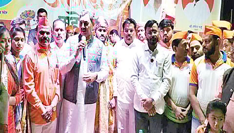 घोटी : आगरी महोत्सवात मार्गदर्शन करताना युवराज संभाजीराजे भोसले.