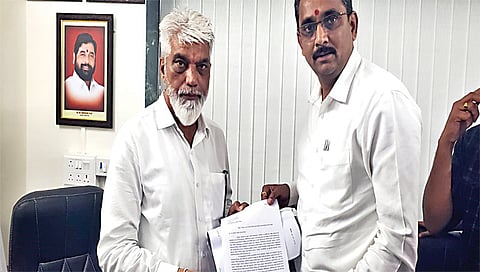 नाशिक : पालकमंत्री दादा भुसे यांना निवेदन देताना सचिन भोसले.