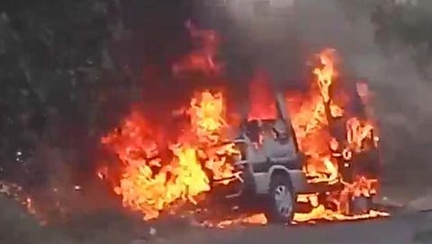 सातारा : विद्यार्थ्यांना शाळेत घेऊन जाणाऱ्या स्कूल बसला आग