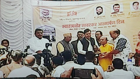 नाशिक : स्वा. सावरकर आत्मर्पणदिनी भगूर येथील स्मारकात चारुदत्त दीक्षित यांचा सत्कार करताना पर्यटन विकासमंत्री मंगलप्रभात लोढा. समवेत आदी मान्यवर.