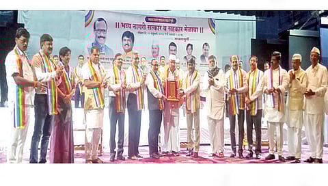 सिन्नर : राज्य सहकारी पतसंस्थांचे फेडरेशनच्या उपकार्याध्यक्षपदी नारायण वाजे यांची निवड झाल्याबद्दल सत्कार करताना सहकारमंत्री अतुल सावे. समवेत खासदार हेमंत गोडसे,
माजी आमदार राजाभाऊ वाजे, मिलिंद काळे, दीपक पेशकार, नामकर्ण आवारे आदी. (छाया: संदीप भोर)