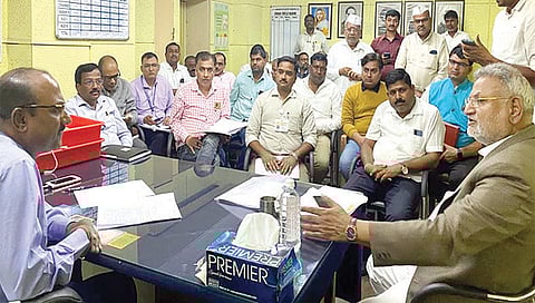 सिन्नर : महावितरणचे अधीक्षक अभियंता पडळकर यांच्याशी चर्चा करताना आमदार माणिकराव कोकाटे. समवेत अधिकारी.